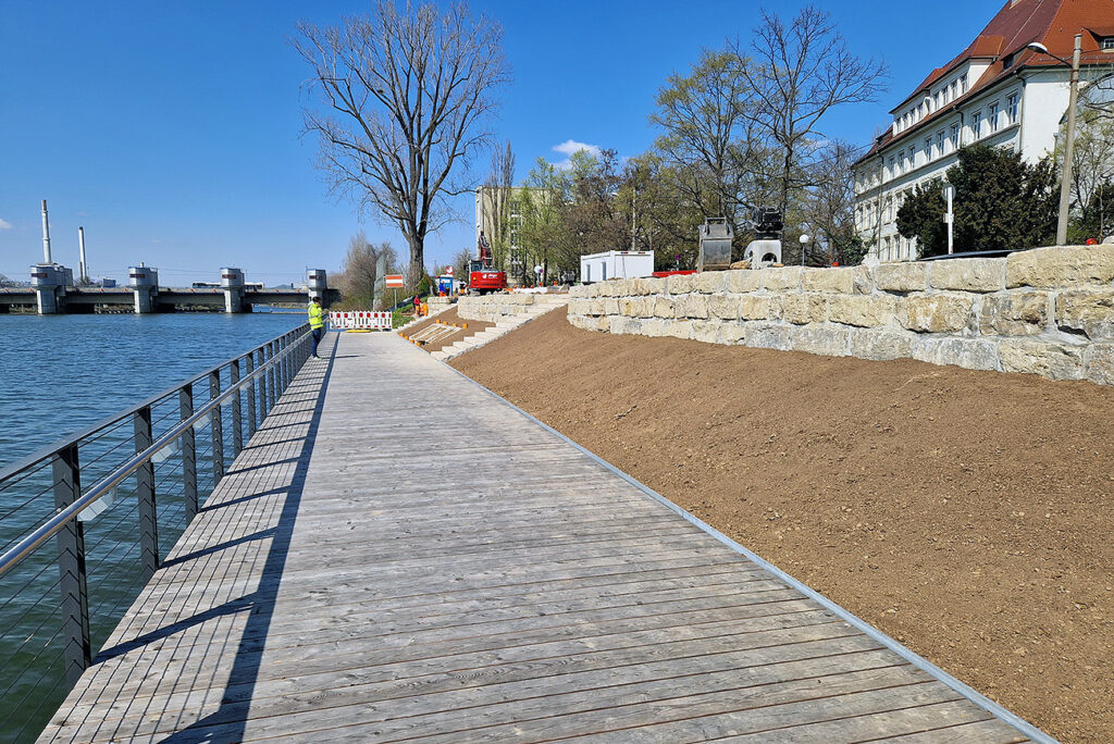 Projekt Landschaftspark Neckar, Lindenschulviertel in Stuttgart-Untertürkheim, Holzponton und Sitzstufenanlage